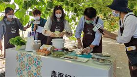 潘孟安邵庭料理龍膽石斑豆乳鍋2021屏東熱帶農業博覽會將閉幕，20日邀請藝人邵庭（左3）與縣長潘孟安（右2）在瓜棚下，以屏東的龍膽石斑料理「龍膽石斑豆乳鍋」。中央社記者郭芷瑄攝  110年2月20日