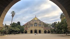 美大學生嘆不公平　上網學費一樣貴加州史丹佛大學3月6日宣布取消冬季學期所有面對面的課程，以線上課程取代，有大學生請願連署請求大學調降學費，史丹佛大學回應學生可選擇不註冊，直到疫情恢復正常再回學校上課，但是愈晚畢業學費成本更大。圖攝於3月23日史丹佛大學紀念教堂。中央社記者周世惠舊金山攝　109年4月14日