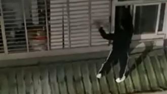 里長凌晨驚見蜘蛛人　外籍男爬牆開窗