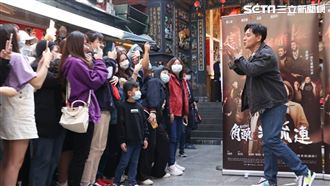 角頭票房破億　鄭人碩狂送飛吻粉絲嗨
