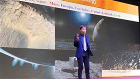 NASA工程師嚴正鼓勵台灣學子把握衝動台裔工程師嚴正任職於美國國家航空暨太空總署（NASA）噴射推進實驗室（JPL），負責操控毅力號火星探測車。圖為他返台演講的照片，他鼓勵台灣學子，把握人生中發現自身興趣的衝動時刻。（嚴正提供）中央社記者林宏翰洛杉磯傳真　110年2月20日