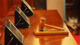 中國多省市共301人近日連署要求官方盡快制定「政府法」，及時糾正「冤假錯案」，並問責失職官員。（示意圖／翻攝自Pixabay圖庫）
