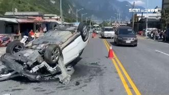 蘇花公路超車　撞臨停車180度翻覆