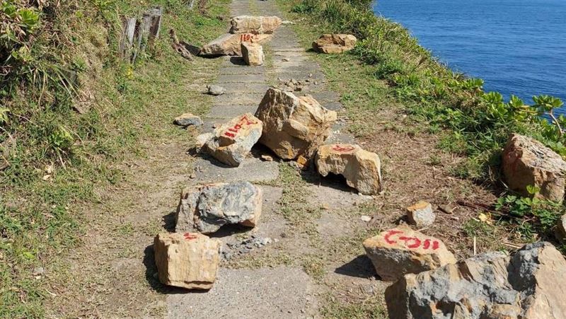 旅客注意！鼻頭角步道燈塔通道有落石