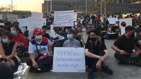 泰國國會否決總理不信任案  抗議民眾集結泰國國會20日否決對總理帕拉育在內10位內閣官員的不信任案，民眾傍晚集結在國會外高舉各式標語表達對政府的不滿。中央社記者呂欣憓曼谷攝  110年2月20日