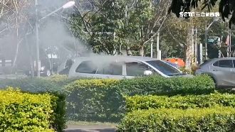 礦泉水聚光釀火燒車　車主：要報廢了