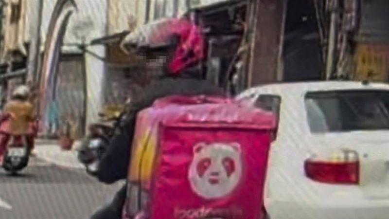 熊貓被叭怒飛踢　車留「鞋印」人落跑