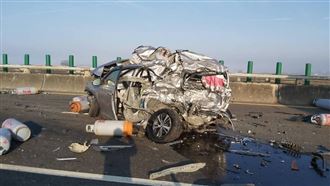 22連撞小車剩廢鐵　西濱成小車地獄