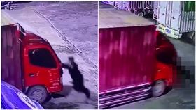 貨車往前滑動！他嚇傻「徒手擋車頭」　下秒被輾過慘死（圖／翻攝自新浪新聞）