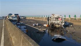 西濱濃霧20車連撞　驚悚現場照曝（圖／翻攝畫面）