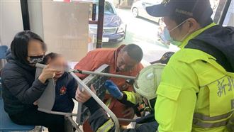 男童手指卡折疊椅痛哭　母衝警局求救