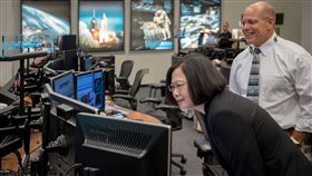 總統蔡英文19日參訪美國國家航太總署（NASA）所屬詹森太空中心（Johnson Space Center）。