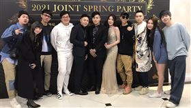 由左至右為張立東、本本、阿滴、Joeman、Crazy Man 瘋男、鄭若青、酷炫、黃氏兄弟、艾瑞絲/Crazy Man 瘋男提供