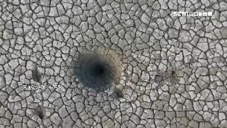 曾文水庫底佈滿坑洞　遊客：月球表面