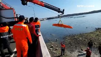 澎湖情侶騎車自撞　自撞護欄摔落橋底