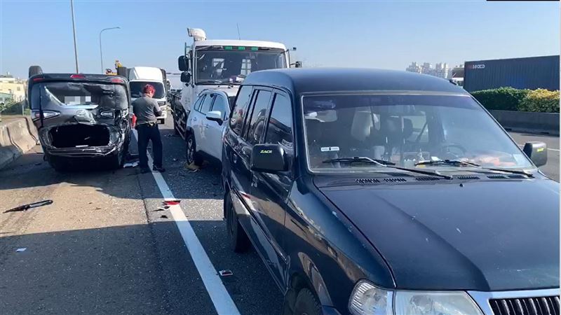 新／國一彰化4車追撞　1車翻多人傷