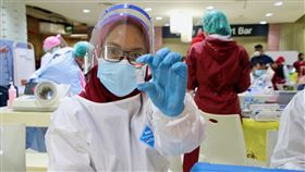 印尼民調：4成民眾不願接種疫苗印尼智庫政治指標21日公布民調顯示，印尼有4成民眾不願施打疫苗，願意接種者約占54.9%。圖為醫護人員17日準備為民眾注射疫苗。中央社記者石秀娟雅加達攝　110年2月21日