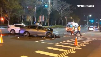 時速150？疑開太快2車對撞淪廢鐵