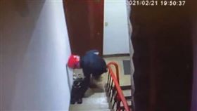 新北市1名女外送員送餐時，竟順手偷走樓梯間的鞋子。（圖／翻攝《爆料公社》）