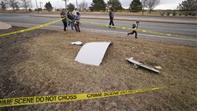 美國聯合航空一架從科羅拉多州丹佛前往夏威夷檀香山的班機昨日發生飛行途中發動機故障失火事件，飛機殘骸掉落在民宅
圖／美聯社／達志影像