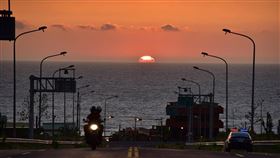 台灣最美10大景觀公路　西濱苗栗通霄段奪冠交通部公路總局發起票選台灣最美10大景觀公路，由台61線通霄路段奪冠。苗栗通霄在地攝影師張文煥捕捉到西濱新埔聯絡道海上落日美景（圖），被譽為西部太麻里。（張文煥提供）中央社記者管瑞平傳真　108年12月3日