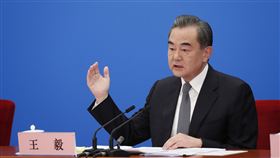 王毅：習拜通話指明方向  盼美棄貿易科技戰中國國務委員兼外交部長王毅22日表示，希望美國放棄川普時代對中國的加徵關稅、制裁中企，和限制中國科技進步等政策。圖為王毅2020年5月出席第十三屆全國人民代表大會第三次會議記者會。（中新社提供）中央社  110年2月22日