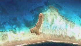 1名Google地圖使用者透過衛星圖觀賞太平洋上的美麗島嶼，卻在太平洋中部發現了1個形狀特殊的島嶼，其外觀竟然就像男性的陽具。（圖／翻攝自Google地圖）