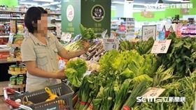 頂好超市「蔬菜生鮮區」皆設有如同傳統市場攤位的裸賣區域，消費者可實際看到、碰觸產品質地，根據自己的喜好挑選需要的商品和份量。（圖／公關照）
