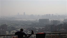環保署22日表示，西半部擴散條件不佳，易累積污染物，北部、雲嘉南空氣品質不佳。圖為新北市五股6日空氣品質不佳。（中央社檔案照片）