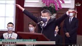 ▲蔡其昌展示飛翔動作。（圖／翻攝自總統府YouTube直播）