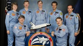 沙烏地阿拉伯的蘇爾坦親王（ 後右2）參與美國國家航空暨太空總署發現號太空梭任務。（圖取自維基共享資源網頁，版權屬公有領域）