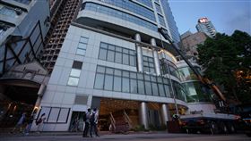 北京駐港國安公署選址維景酒店  工人安裝新旗竿北京中央駐港國安公署8日上午開幕，地點就在港媒日前盛傳的維景酒店。圖為7日傍晚，工人在維景酒店前安裝新的升旗台和旗桿。（中通社提供）中央社  109年7月8日