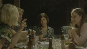 電影《倒數第N次分手》劇照-一行人在飯桌討論職涯規劃，失業多時的女主角艾芭（伊莉雅德里歐 飾）仍理直氣壯說出「我不想為了低薪工作！」（圖／天馬行空提供）