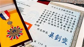 萊禮生醫／隔離衣／外交之友／外交部長吳釗燮／萊禮生醫董事長王綉子