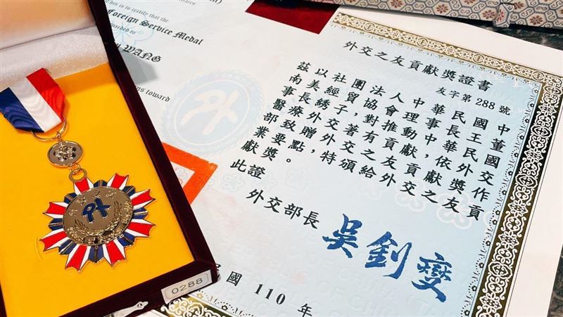 台灣讚！口罩廠捐9萬件防護衣助防疫