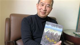 台灣隨想曲60首散文詩　台華對照版方便閱讀台語詩人方耀乾新出版的「台灣隨想曲」，收錄60首台語散文詩，內容多元，書寫技巧以類疊、對句和片段組合的方式，營造出節奏感，另加華文翻譯，台華對照方便閱讀。中央社記者趙麗妍攝　110年2月22日