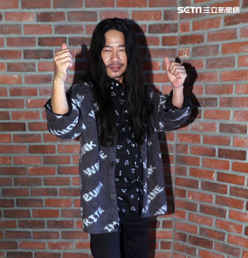乱彈阿翔化身「平凡引歌者」再出發。（記者邱榮吉/攝影）