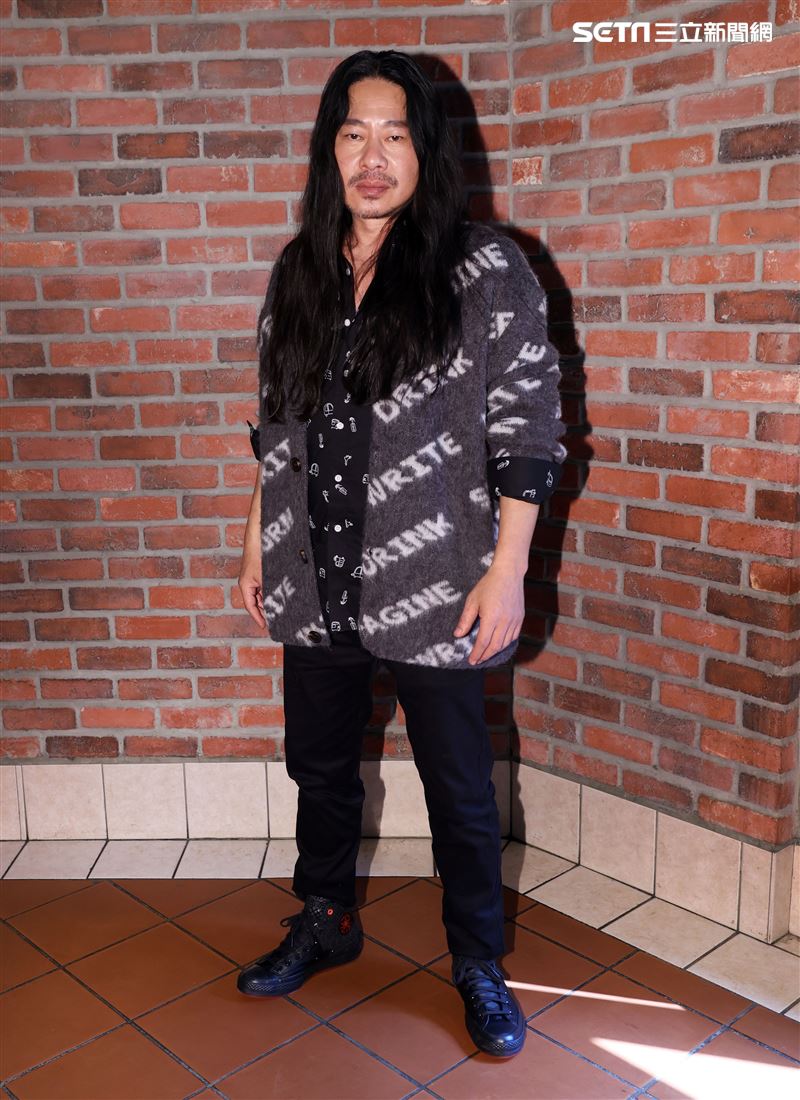 乱彈阿翔化身「平凡引歌者」再出發。（記者邱榮吉/攝影）