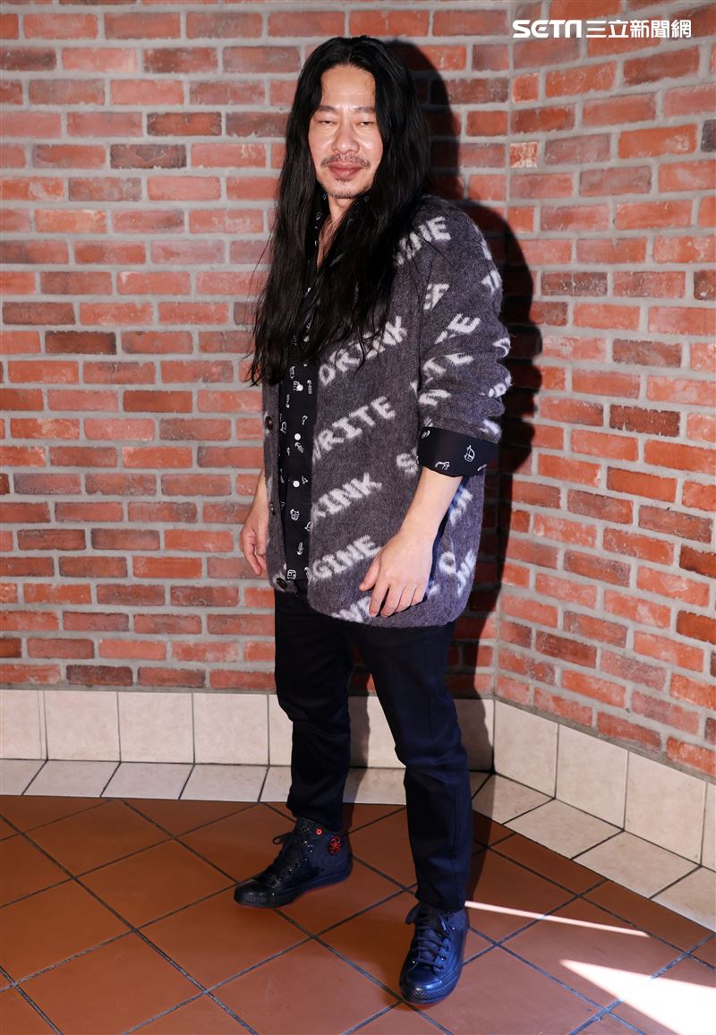 乱彈阿翔化身「平凡引歌者」再出發。（記者邱榮吉/攝影）