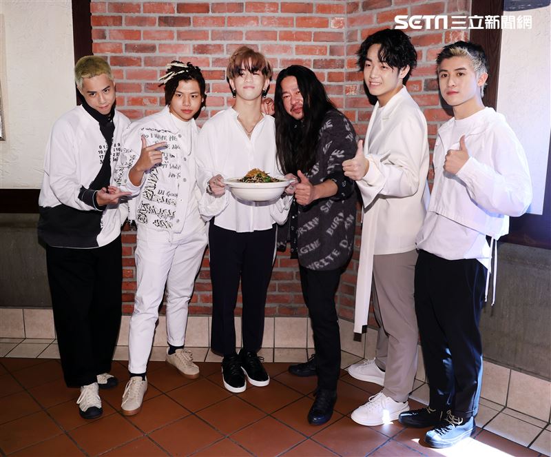 乱彈阿翔化身「平凡引歌者」再出發，街舞男團B.T.O.D為前輩送上一道「不同凡響」料理祝福。（記者邱榮吉/攝影）