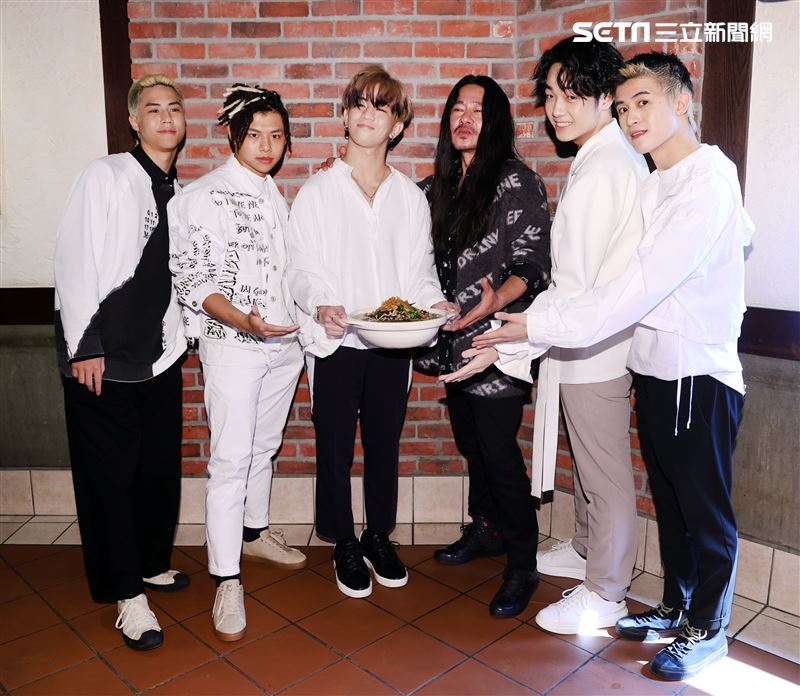 乱彈阿翔化身「平凡引歌者」再出發，街舞男團B.T.O.D為前輩送上一道「不同凡響」料理祝福。（記者邱榮吉/攝影）