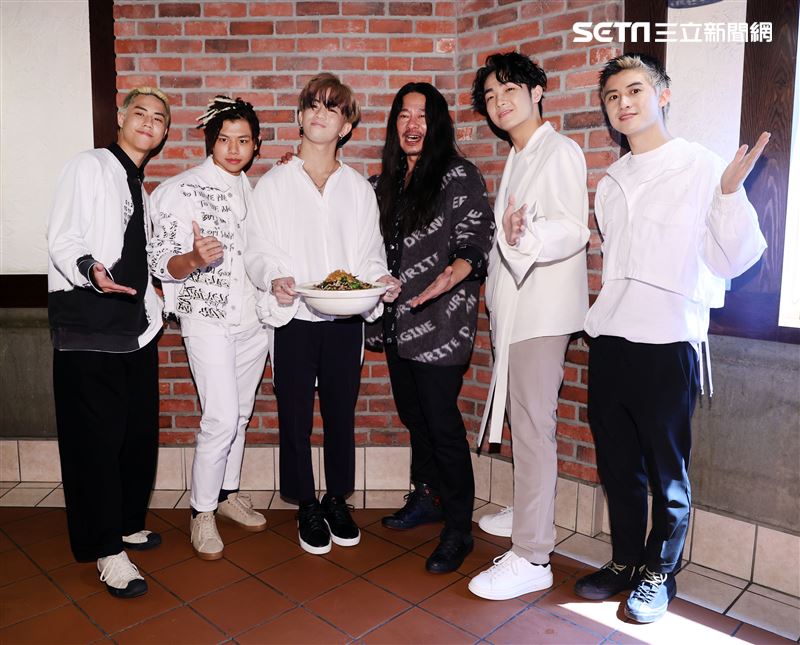 乱彈阿翔化身「平凡引歌者」再出發，街舞男團B.T.O.D為前輩送上一道「不同凡響」料理祝福。（記者邱榮吉/攝影）