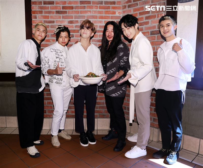 乱彈阿翔化身「平凡引歌者」再出發，街舞男團B.T.O.D為前輩送上一道「不同凡響」料理祝福。（記者邱榮吉/攝影）