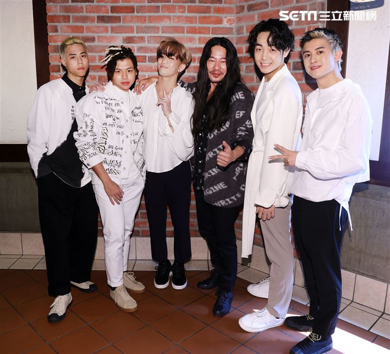 乱彈阿翔化身「平凡引歌者」再出發，街舞男團B.T.O.D為前輩送上一道「不同凡響」料理祝福。（記者邱榮吉/攝影）