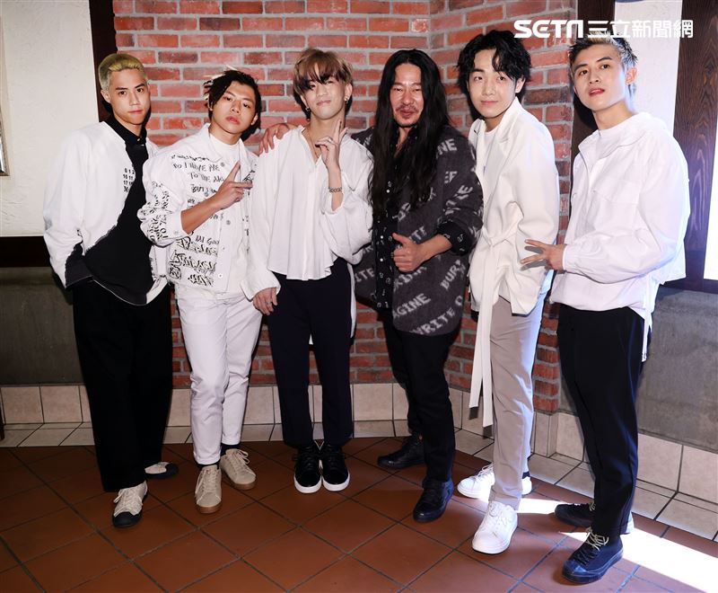 乱彈阿翔化身「平凡引歌者」再出發，街舞男團B.T.O.D為前輩送上一道「不同凡響」料理祝福。（記者邱榮吉/攝影）