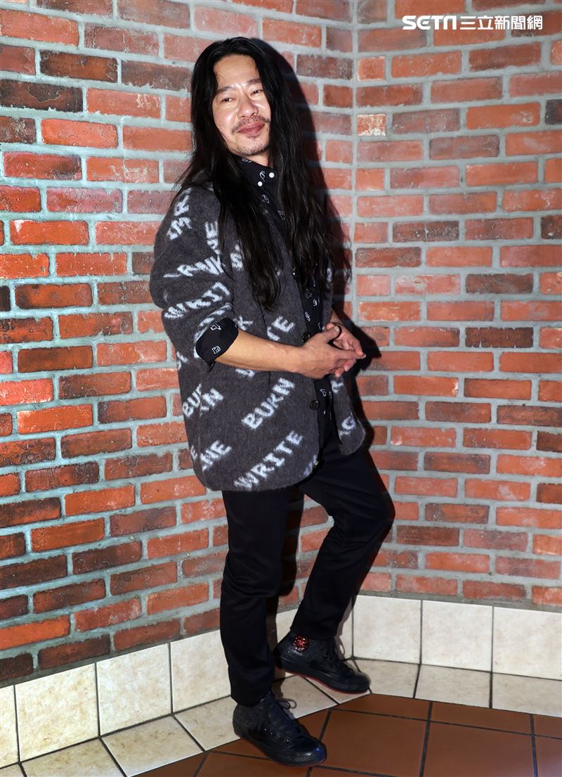 乱彈阿翔化身「平凡引歌者」再出發。（記者邱榮吉/攝影）