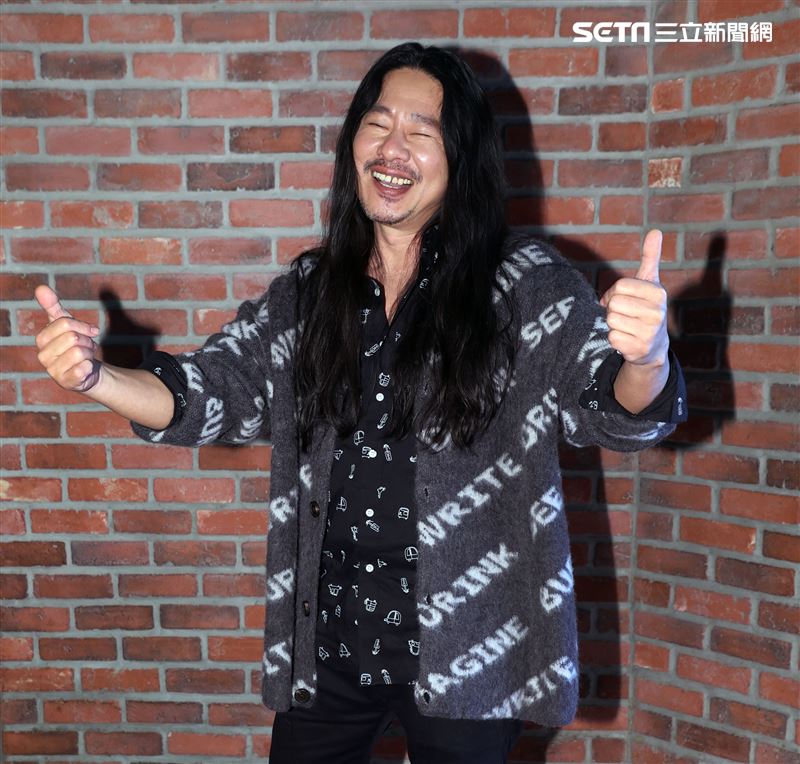 乱彈阿翔化身「平凡引歌者」再出發。（記者邱榮吉/攝影）