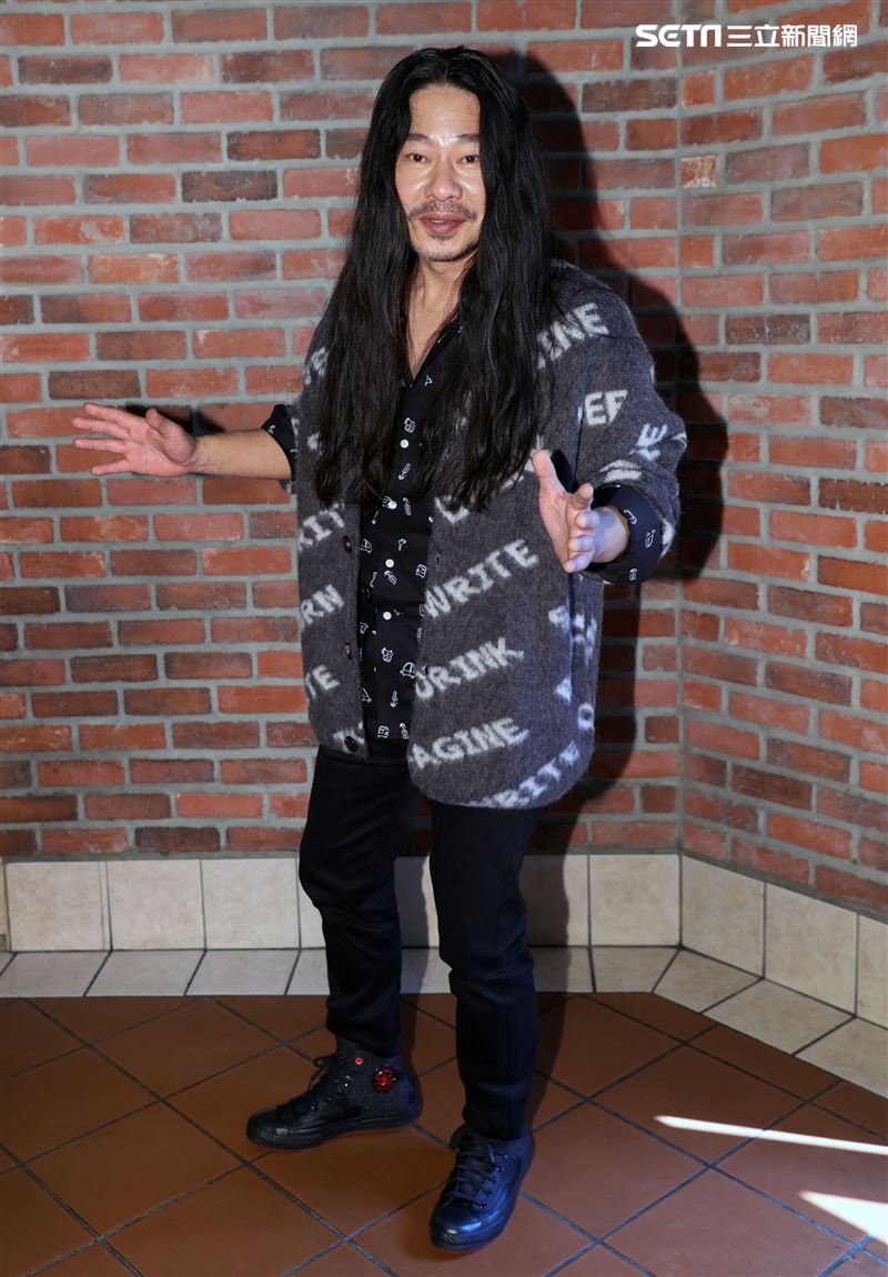 乱彈阿翔化身「平凡引歌者」再出發。（記者邱榮吉/攝影）