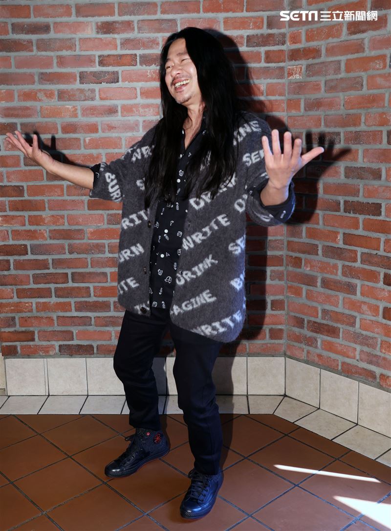 乱彈阿翔化身「平凡引歌者」再出發。（記者邱榮吉/攝影）