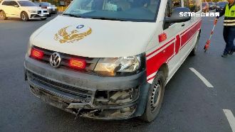 音樂淹沒鳴笛聲　轎車直撞上救護車